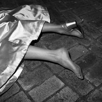 Les pieds de la victime dans le téléfilm "Maigret et la jeune morte", 1973