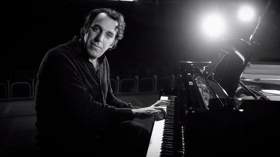 Chilly Gonzales ou Gonzo sera en concert le 28 septembre 2017 à la Halle aux grains de Toulouse aux côté de la violoncelliste Stella le Page - Droits Réservés