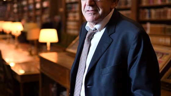 Alain Finkielkraut dans la bibliothèque de l'Académie française, ©AFP - ERIC FEFERBERG