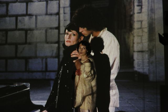 Jeanne Balibar devant une projection d'un film de Roger Arpajou (Ina) : Je suis né à Venise - 1977 / Réalisation Maurice / Barbara et Philippe Lizon