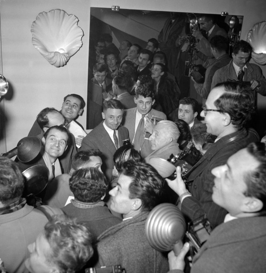 La foule acclame l'écrivain Julien Gracq, de son vrai nom Louis Poirier, lauréat du prix Goncourt pour son roman "Le Rivage des Syrtes", le 03 décembre 1951 à Paris