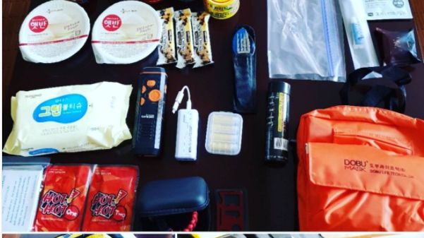 Un Sud-Coréen publie sur les réseaux sociaux une photo de ce que contient son sac de survie. (Capture d'écran Instagram d'Euihan_kim)