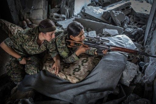 Deux combattantes des YPG à Raqqa, en Syrie