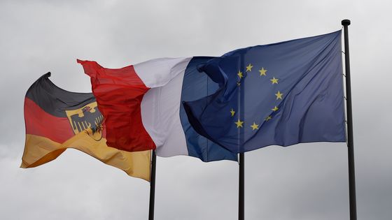Les drapeaux allemand, français et européen, devant le ministère des finances à Berlin le 20 octobre 2014. ©AFP - TOBIAS SCHWARZ