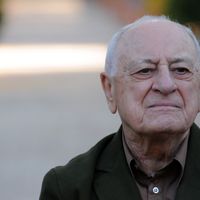 Pierre Bergé dans le jardin Majorelle à Marrakech à l'occasion de l'exposition "Yves Saint Laurent et le Maroc" en 2010.