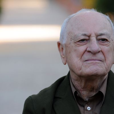 Pierre Bergé dans le jardin Majorelle à Marrakech à l'occasion de l'exposition "Yves Saint Laurent et le Maroc" en 2010.