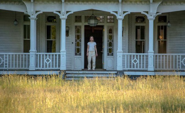 Jennifer Lawrence à l'entrée de sa nouvelle maison, dans "Mother!" de Darren Aronofsky