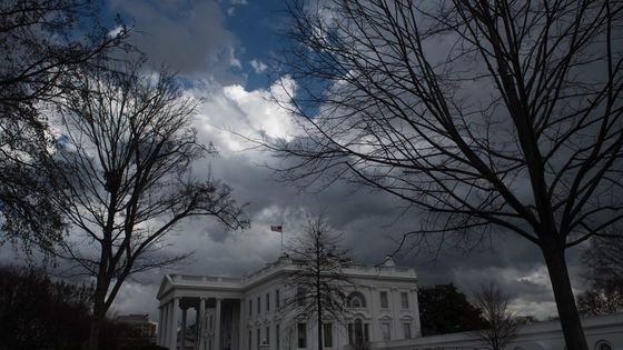 Les anciens locataires de la Maison-Blanche donnent des conférences à travers le monde, pour lesquelles ils sont grassement payés. ©AFP - NICHOLAS KAMM