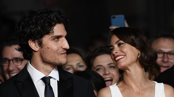 Louis Garrel aux cotés de Bérénice Béjo à Cannes en mai 2017 à la projection du "Redoutable" ©AFP - Anne-Christine POUJOULAT