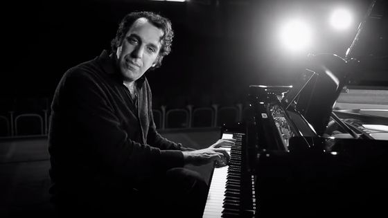Chilly Gonzales ou Gonzo sera en concert le 28 septembre 2017 à la Halle aux grains de Toulous aux côté de la violoncelliste Stella le Page