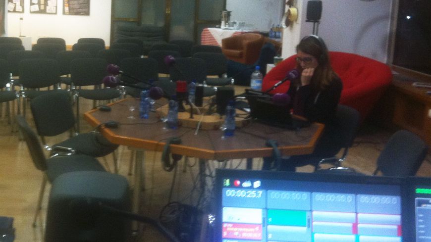 Clara Lecocq Réale avant son journal depuis l'Institut français de Berlin