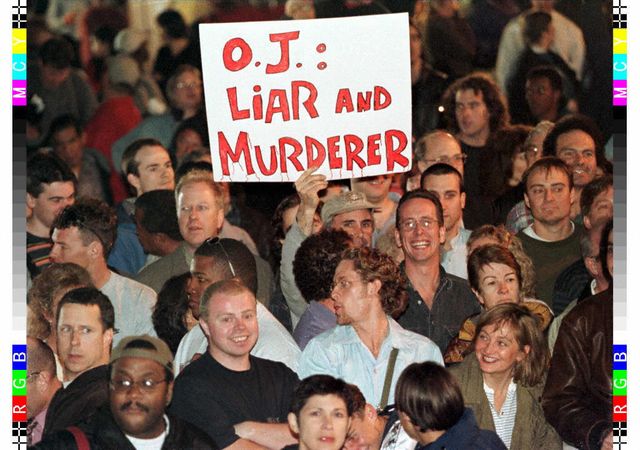 Un groupe de manifestants clamant que O.J.Simpson est coupable