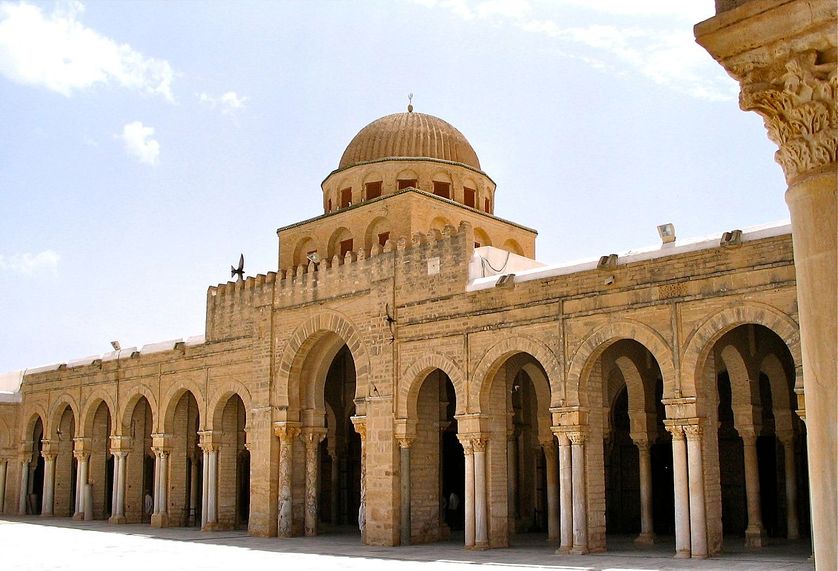 Façade de la salle de prière dans la Grande Mosquée de Kairouan (Tunisie). Cette mosquée, également appelée mosquée Oqba Ibn Nafi, a été fondée en 670 apr. J.-C., mais date dans son état actuel du IXe siècle.