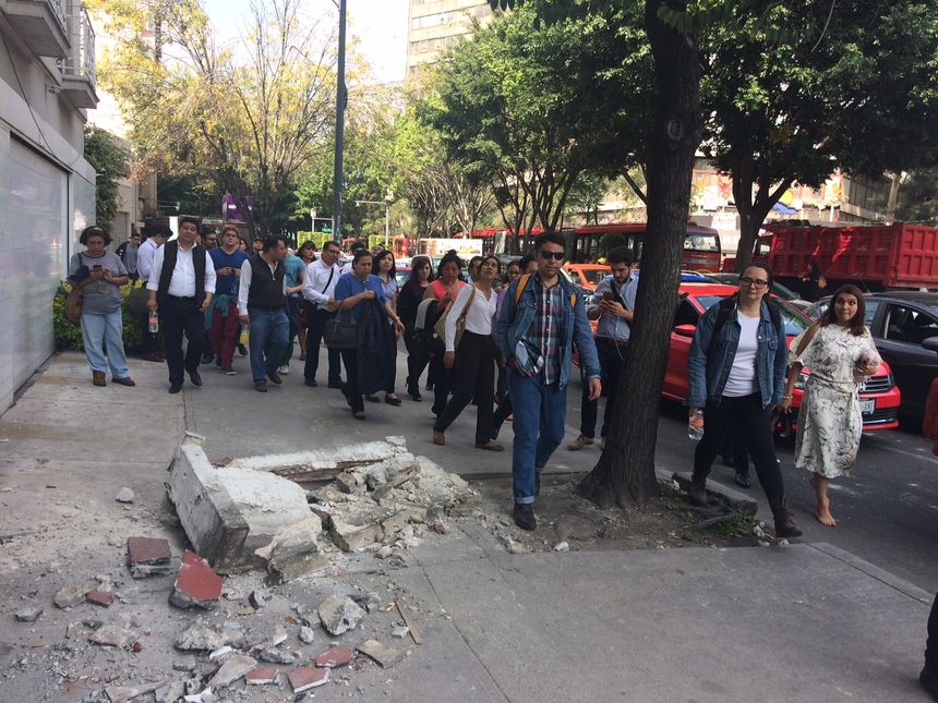 Dans une rue de Mexico, après le séisme.