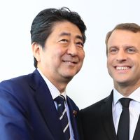 Semaine chargée ! Jeudi dernier, Shinzo Abe rencontrait Emmanuel Macron à New-York. Vendredi, il se rendait à la Maison Blanche. Lundi, il annonçait la dissolution de son parlement.