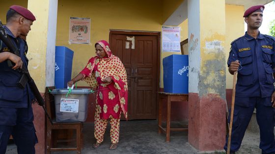 Des millions de Népalais ont voté le 28 juin dans les premières élections locales du pays pendant deux décennies. ©AFP - PRAKASH MATHEMA / AFP