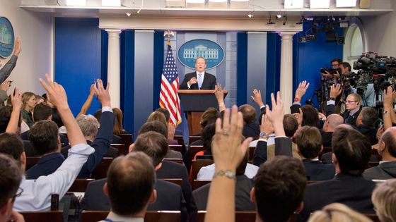 Sean Spicer, porte-parole de la Maison Blanche, homme des "faits alternatifs" pour avoir soutenu que «jamais autant de monde ne s’était déplacé pour une investiture» après celle de Donald Trump ©AFP - RON SACHS / DPA