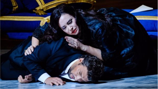 Aux côtés de Jonas Kaufmann, Sonya Yoncheva chante le rôle d'Elisabeth de Valois, dans Don Carlos, de Verdi, à l'Opéra-Bastille