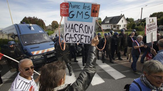 Des dizaines de salariés de GM&S ont accueilli Emmanuel Macron, ce mercredi, sur le campus de formation d'Egletons (Corrèze) ©AFP - PASCAL LACHENAUD