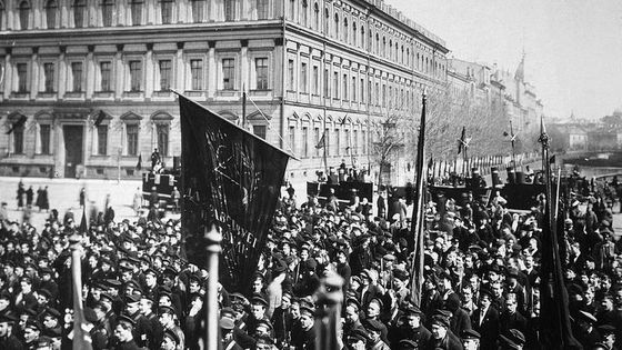 Manifestation de marins russes en 1917 à Petrograd ©AFP - Pyotr Adolfovich Otsup