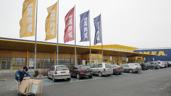 Un client pousse un chariot de cartons de meubles en kit devant le magasin Ikea de Roissy, au nord de Paris. ©AFP - JACQUES DEMARTHON