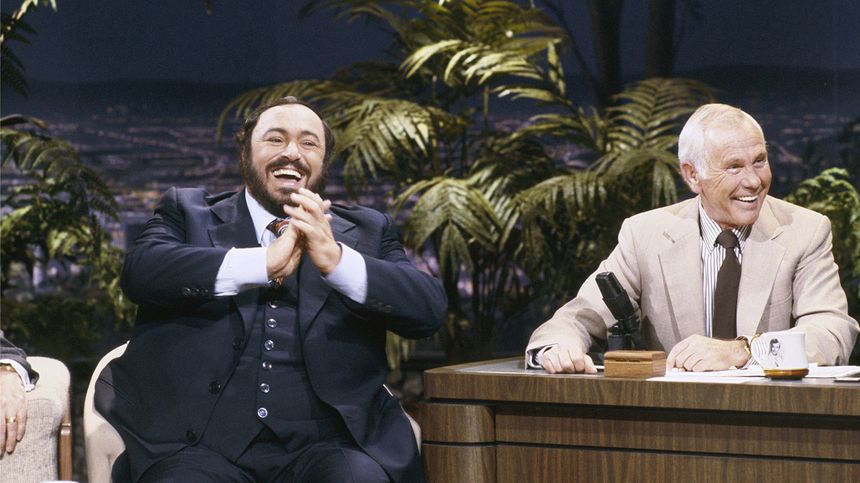 Des années plus tard, c'est sur les plateaux télé que Pavarotti use de son charme méridional. Ici dans le "Tonight Show" de Johnny Carson, en septembre 1986.