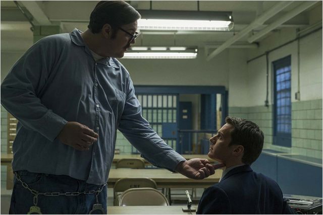 Ed Kemper explique à l'agent Holden Ford comment bien trancher la gorge de sa victime