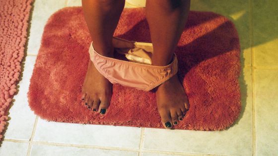 Jeune femme dans une salle de bain ©Getty - Ashley Armitage / Refinery29