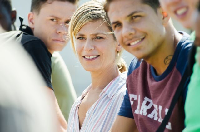 Marina Foïs en écrivaine parisienne avec des jeunes en réinsertion à Marseille