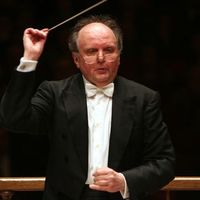 Marek Janowski conducting the Boston Symphony Orchestra in Schoenberg's 'Chamber Symphony No.1' at Carnegie Hall on Monday night, March 6, 2006