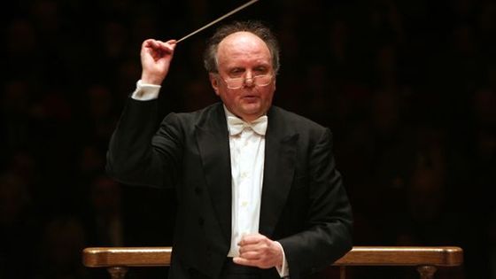 Marek Janowski conducting the Boston Symphony Orchestra in Schoenberg's 'Chamber Symphony No.1' at Carnegie Hall on Monday night, March 6, 2006 ©Getty - Hiroyuki Ito