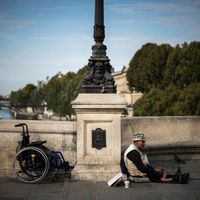Un sans-abri assis sur le sol d'un pont de Paris, le 29 septembre 2017