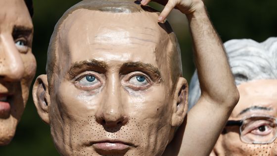Un masque de Vladimir Poutine porté par un militant altermondialiste à Hambourg en juillet 2017 ©AFP - ODD ANDERSEN