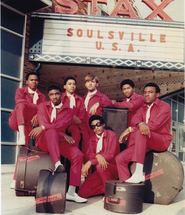 Les Bar-Kays posent pour un portrait de groupe devant le siège social de Stax Records "Soulsville USA" en 1967, à Memphis (États-Unis)