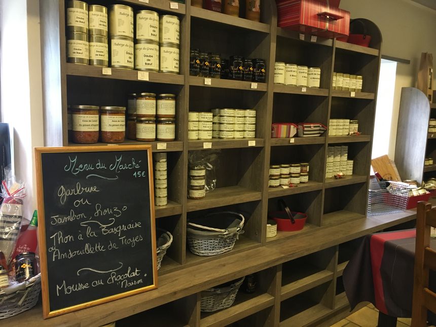 La boutique de l'Auberge du Grand Megnos avec ses conserves artisanales.