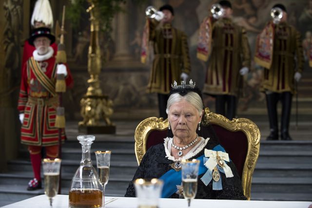 La reine Victoria ne semble guère goûter la fête donnée en honneur dans le film de Stephen Frears