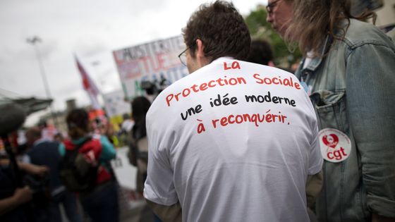 Les réformes sociales actuelles sont-elles en train de détricoter le système de protection sociale hérité de 1945 ? ©Maxppp - Xavier de Torres