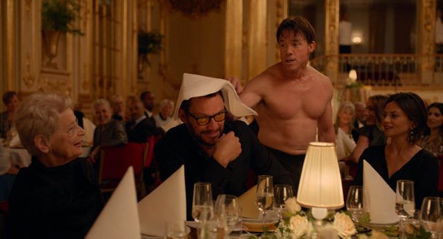 Dans cette scène de "The Square" (Ruben Östlund, 2017), un artiste imite un chimpanzé et met le public très mal à l'aise