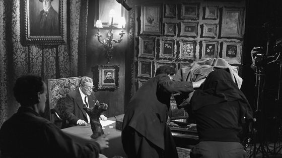 Sacha Guitry, entouré de l'équipe de tournage, présente son film "Ceux de chez nous" ©AFP - GÉRARD LANDAU / INA