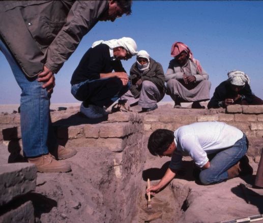 Dominique Charpin au travail sur le site de Larsa en 1987, avec J.-L. Huot et Y. Calvet. Cliché présenté dans la leçon inaugurale de Dominique Charpin, "Comment peut-on être assyriologue ?"