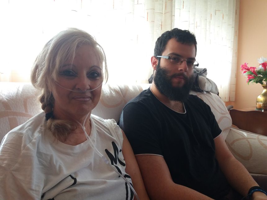 Marie, habitante de Las Palmas (Îles Canaries), attend depuis neuf mois une transplantation de poumon à Madrid (à plus de 2000 km de chez elle). Son fils de 27 ans l'accompagne.