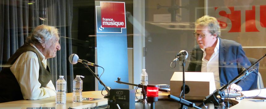 France Musique, cabine du studio 131... Serge Rezvani & Benoît Duteurtre (de g. à d.)