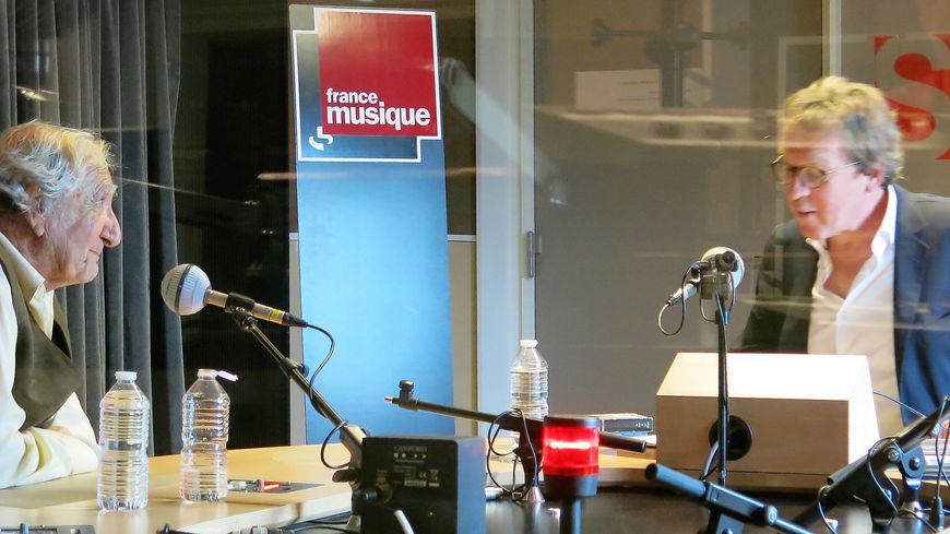 France Musique, cabine du studio 131... Serge Rezvani & Benoît Duteurtre (de g. à d.)