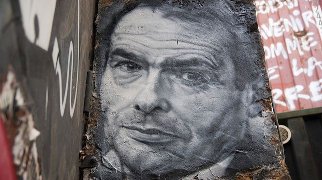 Photo de Pierre Bourdieu collée à la Demeure du Chaos