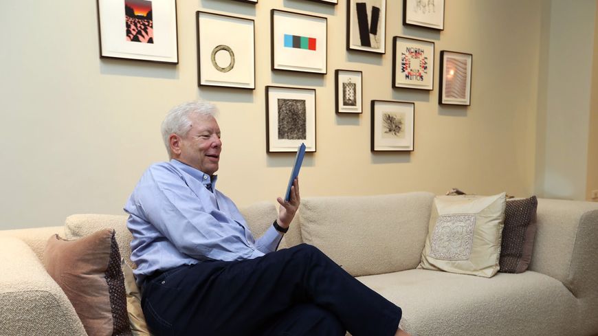 Richard Thaler dans son salon à Chicago ce lundi. Il s'est dit "très heureux" d'être récompensé et a promis d'essayer "de dépenser son prix (944 000 euros) de la façon la plus irrationnelle possible".