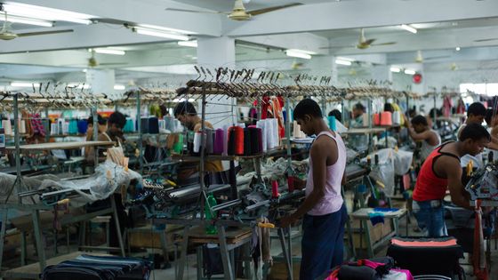 Atelier de confection au Bangladesh: Le textile est l'un des secteurs le plus surveillé pour les conditions de travail et pourtant il ne coche pas les cases du travail décent. ©Radio France - Benjamin Chauvin