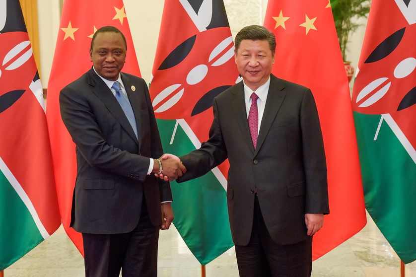 Le 15 mai 2017, le président chinois Xi Jinping serre la main de son homologue kényan Uhuru Kenyatta. La Chine est le premier créancier du Kenya.