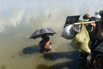 Quand les gardes-côtes Bangladais les stoppent. Ils sont des dizaines à attendre dans l'eau. Quand les gardes-côtes Bangladais les stoppent. Ils sont des dizaines à attendre dans l'eau.