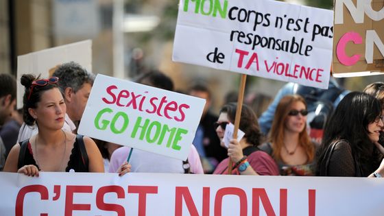 Manifestation reprenant le mouvement des "Slut Walk", pour dénoncer les comportements sexistes et agressions sexuelles, le 06 octobre 2012 à Aix-en-Provence. ©AFP - ANNE-CHRISTINE POUJOULAT
