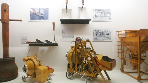 Maquette de bétonneuse, juin 2006, à Paris, lors de l'exposition "Bétons: Bétonnez-vous!" ©AFP - Photo Jacques Demarthon